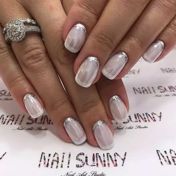 Manucure argentée (66 photos): design de ongles avec vernis sous l'argent avec la couleur lilas, faire une manucure blanche et argentée avec des étincelles 17192_50