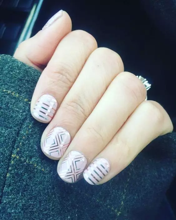 Manicure de prata (66 fotos): Projeto de unhas com verniz sob prata com cor lilás, fazer uma manicure branca e prata com brilhos 17192_54