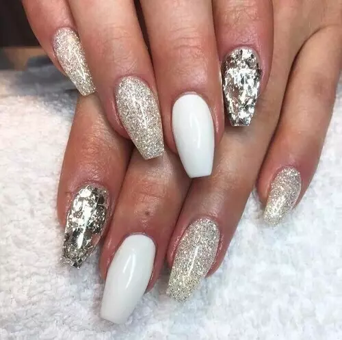 Silver Manicure (66 zdjęć): Projektowanie paznokci z lakierem pod silnikiem z kolorem liliowym, wykonaj biały i srebrny manicure z błyszczy 17192_60