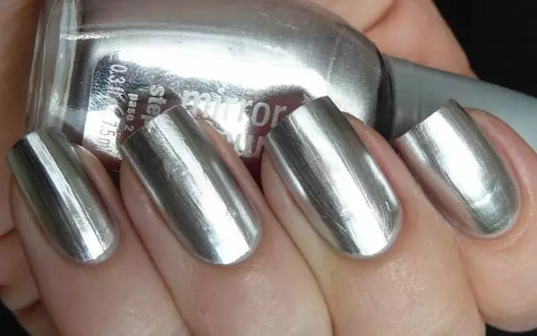 Manicura de plata (66 fotos): disseny d'ungles amb vernís sota plata amb color lila, fer una manicura blanca i de plata amb brillants 17192_62