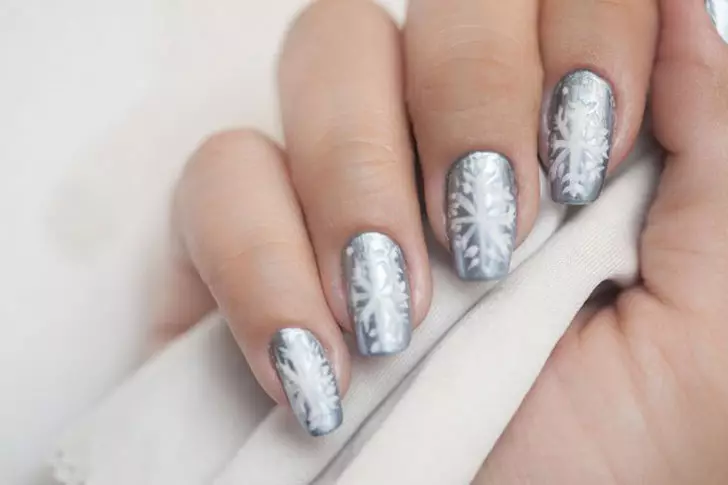 Manicure de prata (66 fotos): Projeto de unhas com verniz sob prata com cor lilás, fazer uma manicure branca e prata com brilhos 17192_63