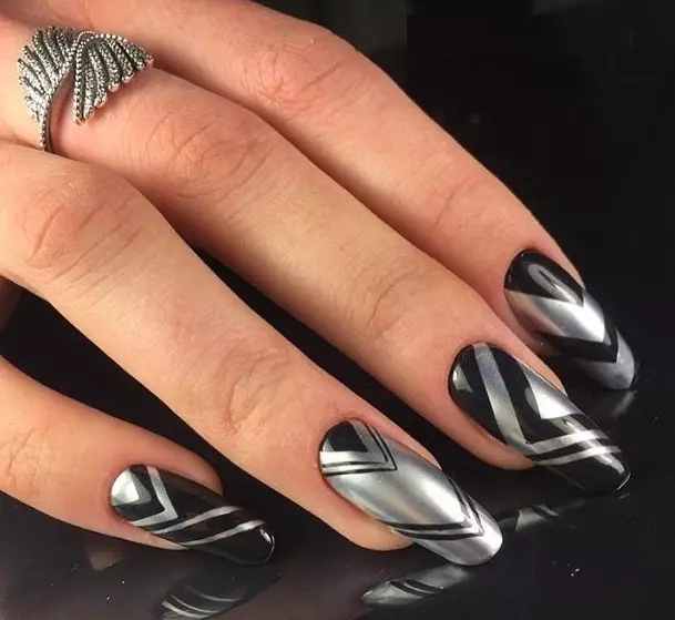 Manicura de plata (66 fotos): disseny d'ungles amb vernís sota plata amb color lila, fer una manicura blanca i de plata amb brillants 17192_64