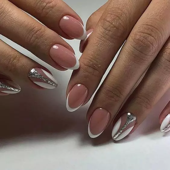 Silver Manicure (66 zdjęć): Projektowanie paznokci z lakierem pod silnikiem z kolorem liliowym, wykonaj biały i srebrny manicure z błyszczy 17192_8