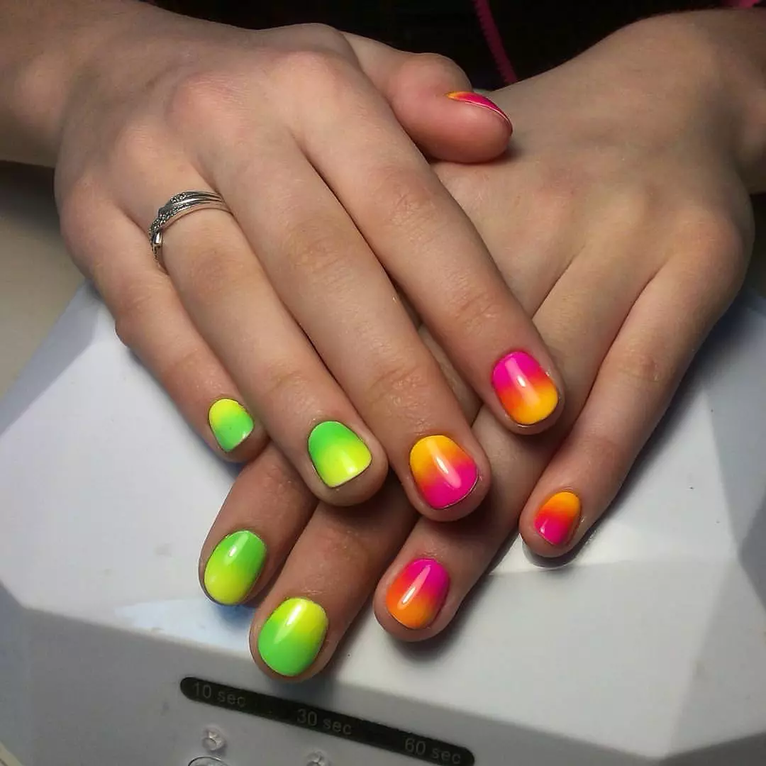 霓虹修指甲（63張照片）：用清漆和霓虹色顏料的釘子設計 17193_38