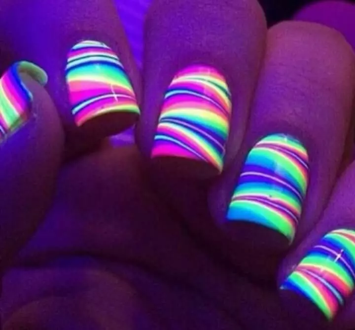 霓虹修指甲（63張照片）：用清漆和霓虹色顏料的釘子設計 17193_45