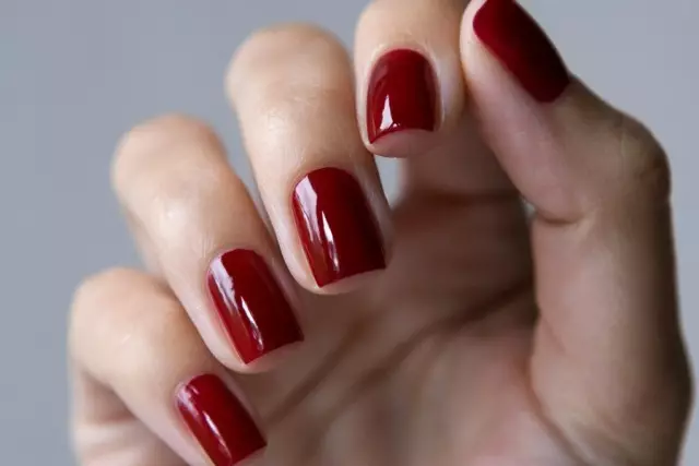 Manicura roja (26 fotos): ideas de diseño de uñas 17196_11