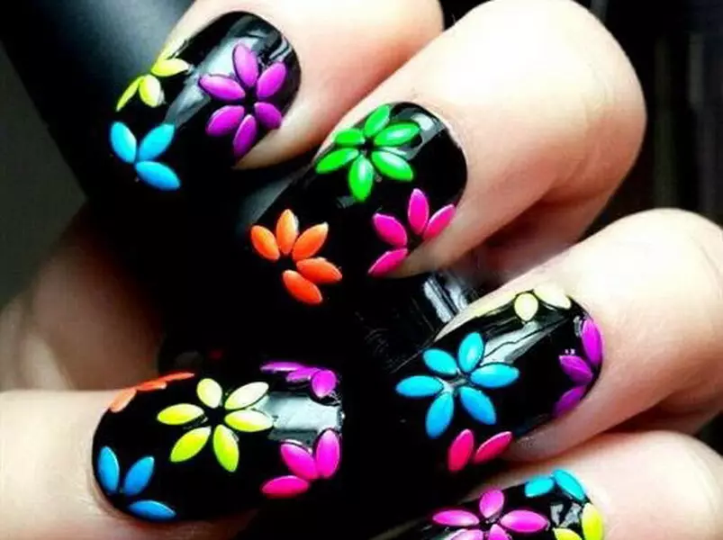 Bright Nail Design (53 foto): colore succoso manicure, idee in colori vivaci con pietre 17202_25