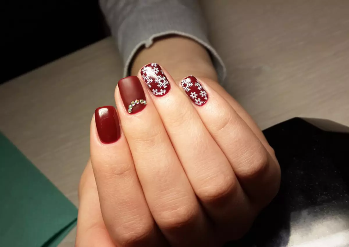 Marsala Color Manicure (60 fotos): diseño de uñas con barniz de marsala, ideas para manicura de boda 17204_58