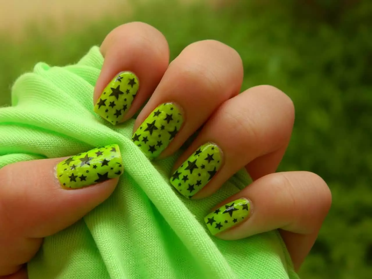 Manicure Asam (39 foto): Desain kuku warna sing cerah 17205_17