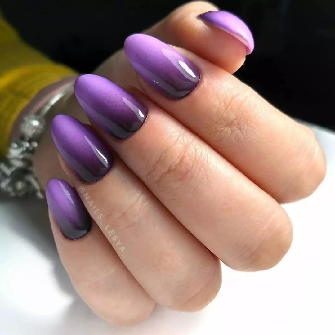 I-Lavender Manicure (izithombe ezingama-48): Idizayini yezipikili nge-varnish emibalaleni ye-lavender, izici zombala 17207_24