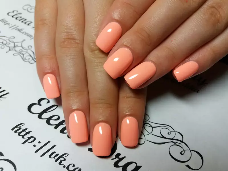 Manicure peach (86 grianghraf): Dearadh ingne peach-daite geal, vearnais neamhlonrach púdar milis 17211_3