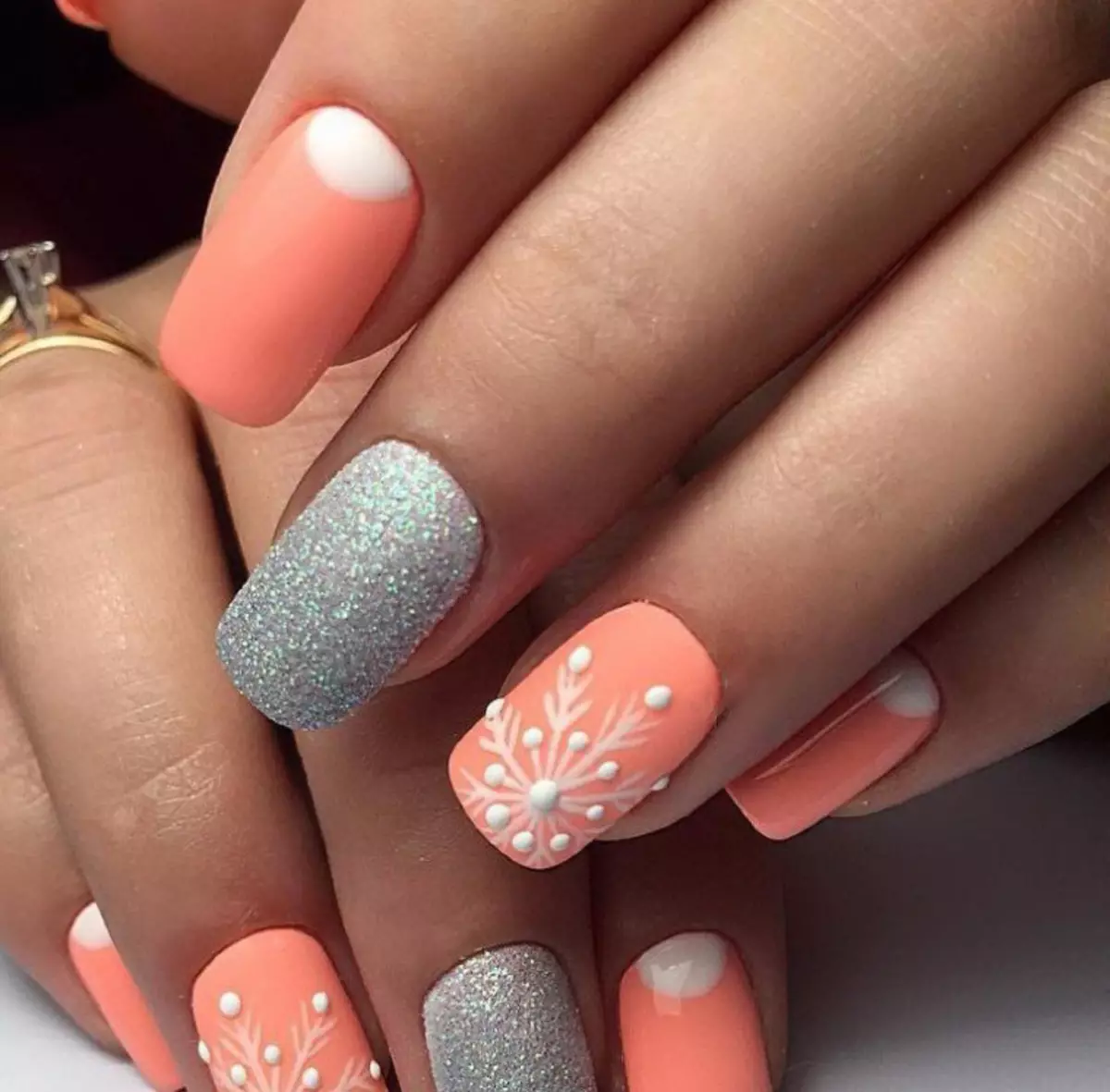 Manicure ya Peach (picha 86): Design ya msumari ya rangi ya peach, upole wa unga wa manicure matte 17211_54