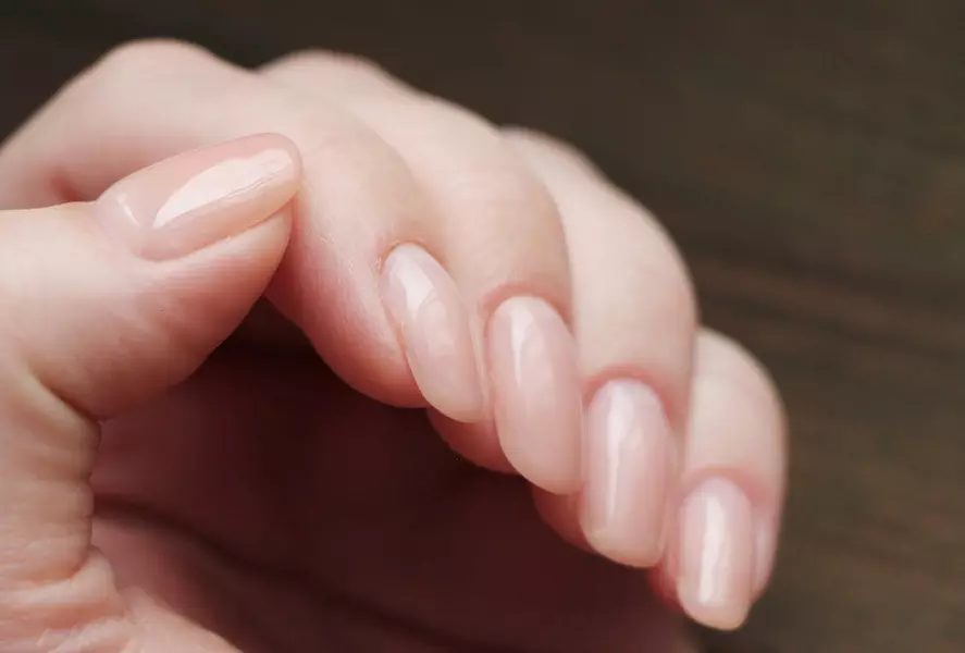 ทำเล็บมือ Peach (86 รูป): การออกแบบเล็บสีพีชสดใส, ผงอ่อนโยนเคลือบเงาเคลือบเงาวานิช 17211_77