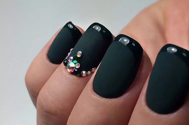 Dark Manicure (86 รูป): การออกแบบเล็บยาว ๆ บนมือของวานิชในสีเข้ม 17222_16