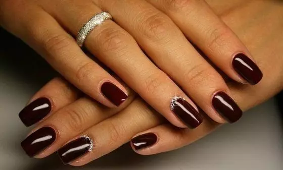 Темно нокти (86 фотографии): Дизајн на долги нокти на рацете на лак во темни бои 17222_17