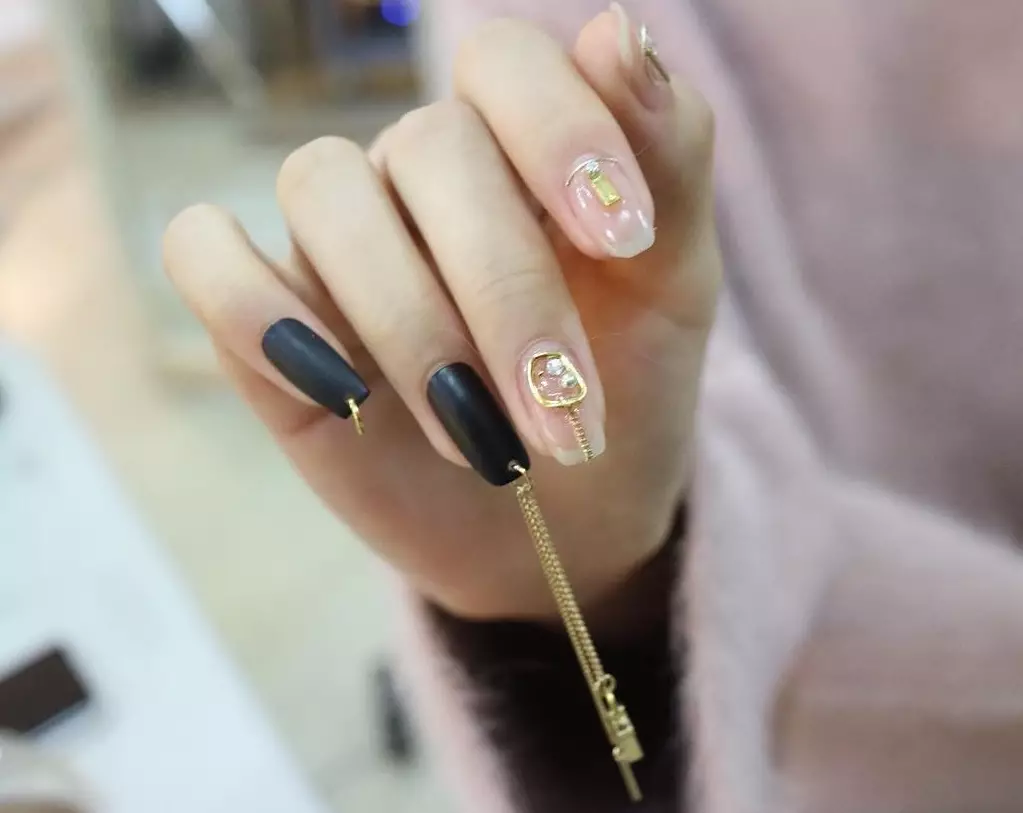 Dark Manicure (86 รูป): การออกแบบเล็บยาว ๆ บนมือของวานิชในสีเข้ม 17222_24