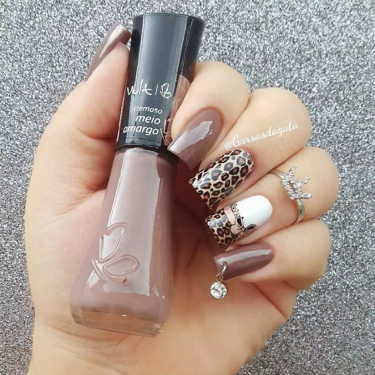 Dark Manicure (86 รูป): การออกแบบเล็บยาว ๆ บนมือของวานิชในสีเข้ม 17222_25