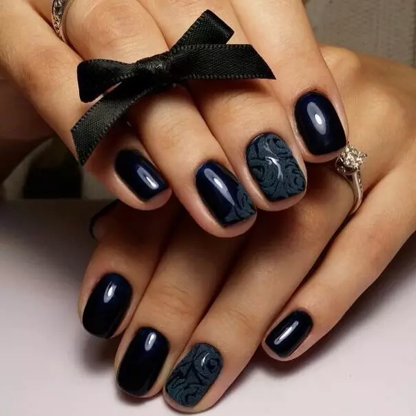 Dark Manicure (86 รูป): การออกแบบเล็บยาว ๆ บนมือของวานิชในสีเข้ม 17222_3