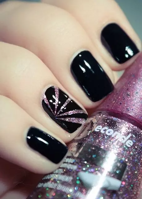 Dark Manicure (86 รูป): การออกแบบเล็บยาว ๆ บนมือของวานิชในสีเข้ม 17222_46