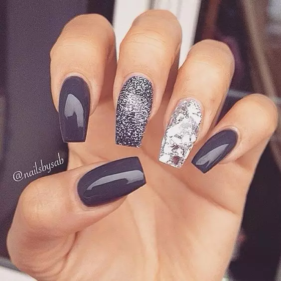 Dark Manicure (86 รูป): การออกแบบเล็บยาว ๆ บนมือของวานิชในสีเข้ม 17222_79