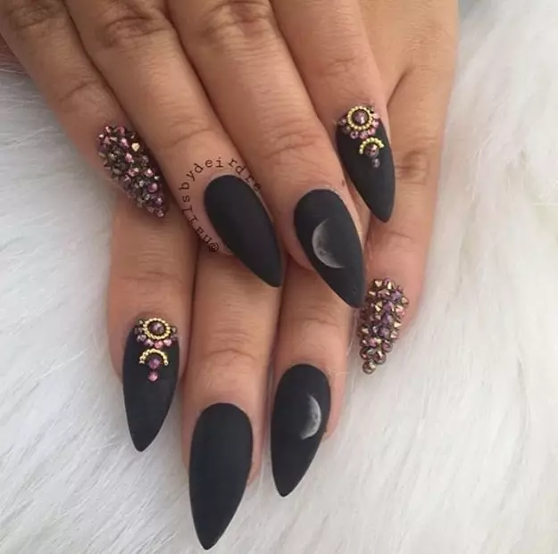 Dark Manicure (86 รูป): การออกแบบเล็บยาว ๆ บนมือของวานิชในสีเข้ม 17222_85