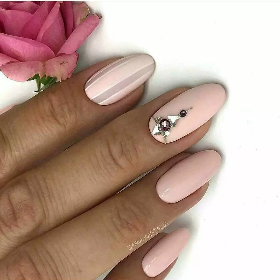 Manicura beige-rosa (26 fotos): ideas de diseño de uñas 17225_12