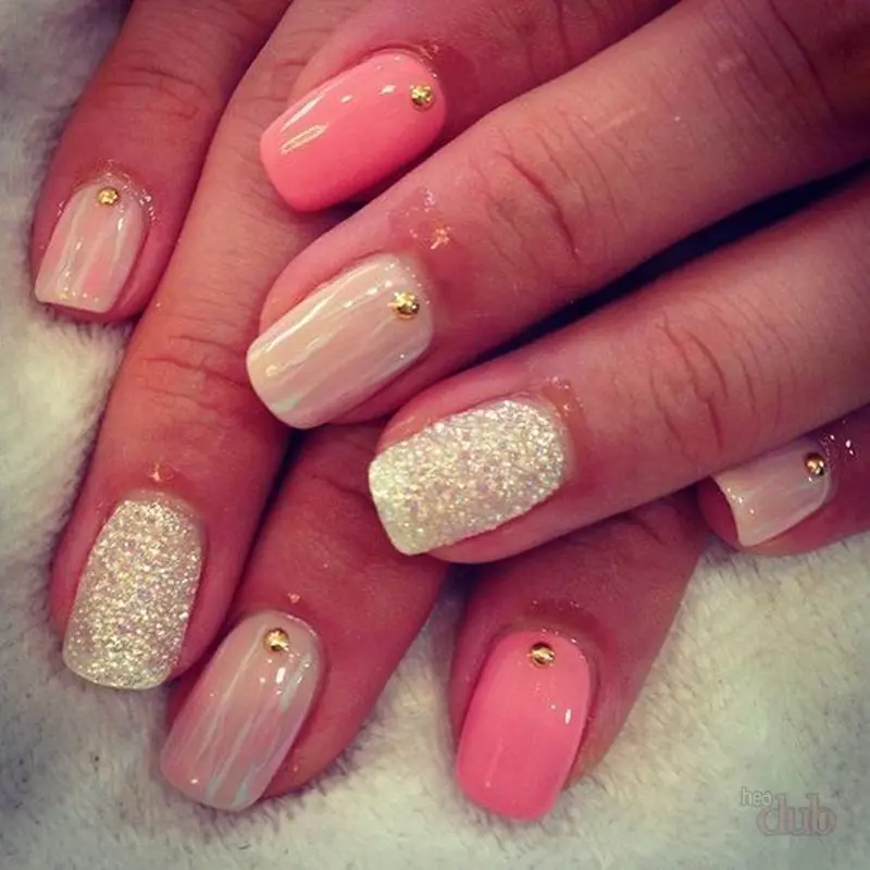 Manicura beige-rosa (26 fotos): ideas de diseño de uñas 17225_17