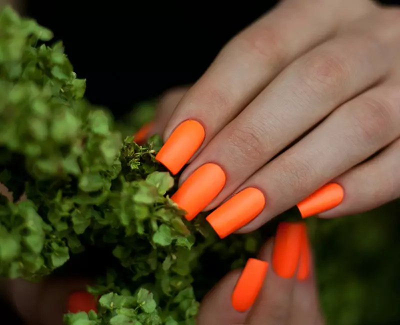 Дизайн на портокалови нокти (57 снимки): Маникюр с кристали и пайети в теракота, моркови и червени тонове 17227_40