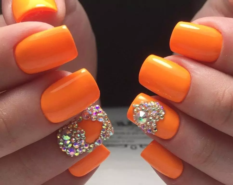 Дизайн на портокалови нокти (57 снимки): Маникюр с кристали и пайети в теракота, моркови и червени тонове 17227_45
