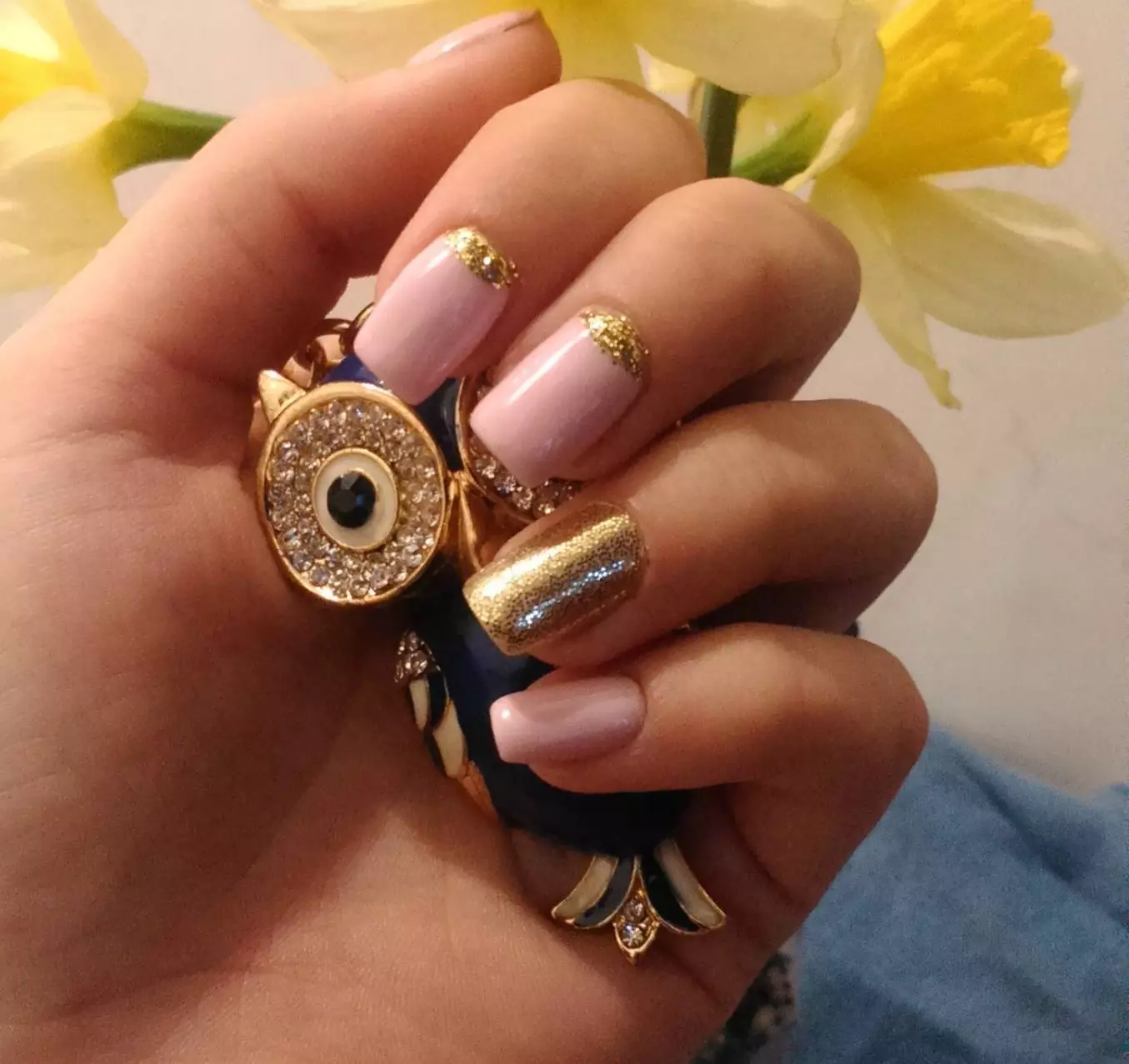 Manicura de oro rosa (32 fotos): Decoración de uñas con barniz de oro rosa 17228_17