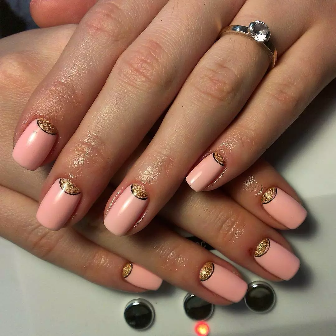Manicure dourado rosa (32 fotos): Decoração de unhas com verniz rosa dourado 17228_21