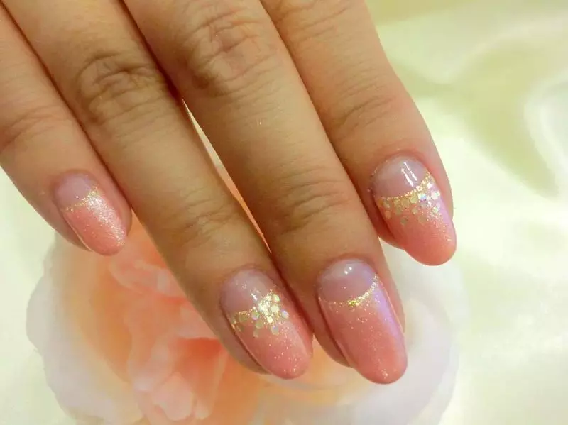 Rosa Golden Manicure (32 Bilder): Nail Decor med Golden Pink Lack 17228_23