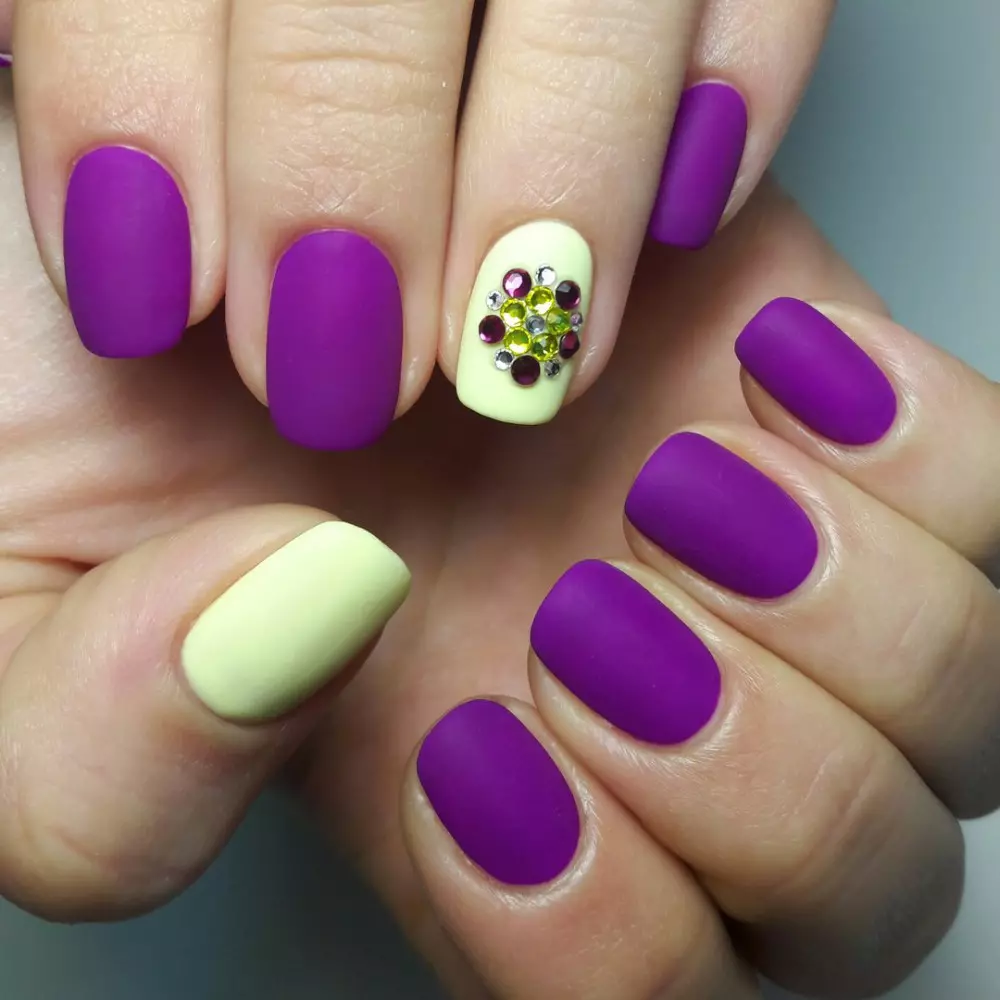 Gul-lilla Manicure (53 billeder): Eksempler på negle design i lilla farve med gul 17229_10