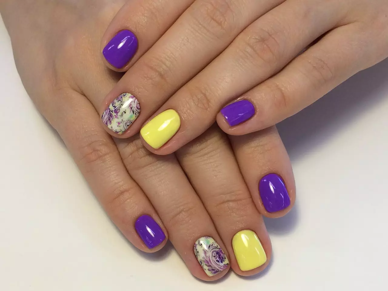 Manicura amarilla-púrpura (53 fotos): Ejemplos de diseño de uñas en color lila con amarillo 17229_13