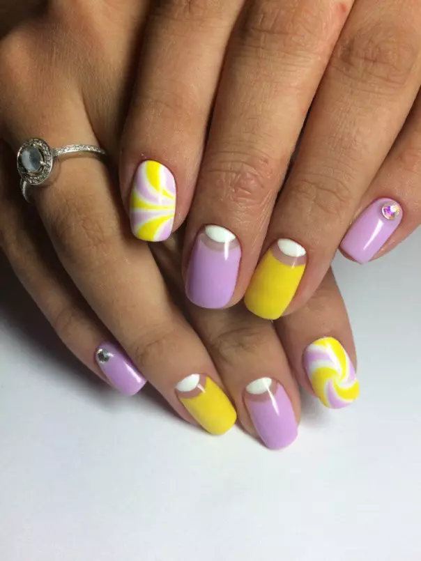 Manicura amarilla-púrpura (53 fotos): Ejemplos de diseño de uñas en color lila con amarillo 17229_28