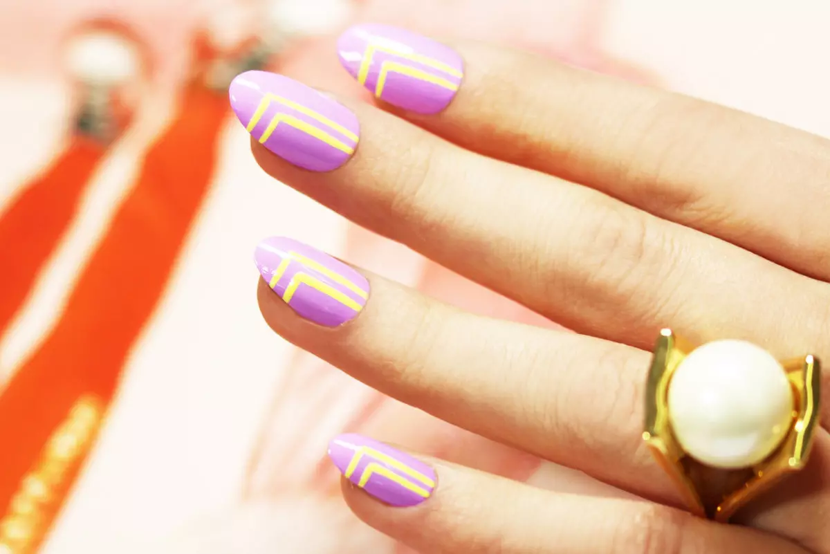 Gul-lilla Manicure (53 billeder): Eksempler på negle design i lilla farve med gul 17229_39