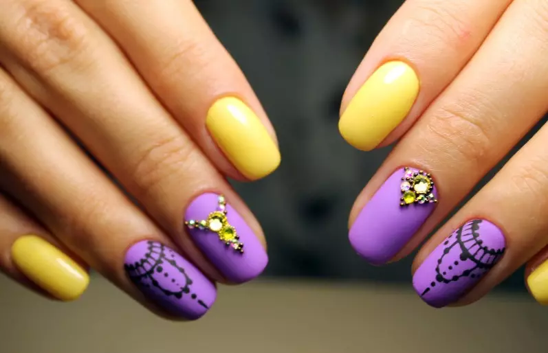 黄色修指甲（53张照片）：淡紫色颜色的钉子设计的例子 17229_46