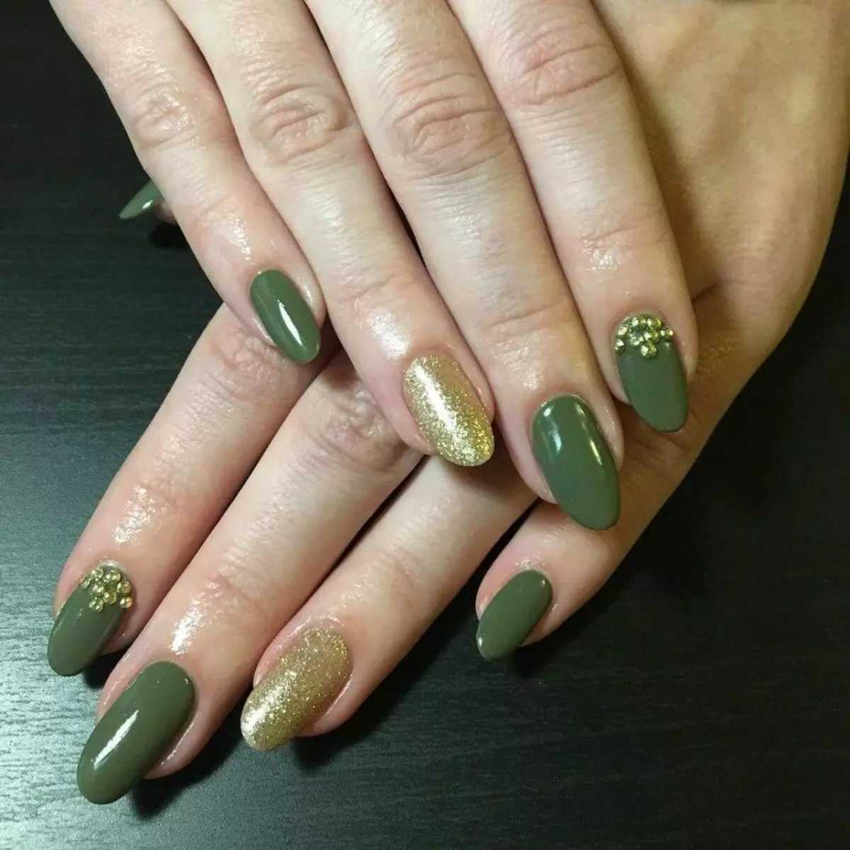 Зелено золотые ногти. Маникюр в зеленых тонах. Ногти болотного цвета. Фисташковые ногти. Маникюр болотного цвета с золотом.