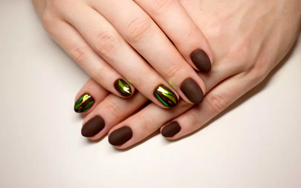 Sjokolade manicure (54 foto's): spyker ontwerp met sjokolade kleur met tekeninge 17239_41
