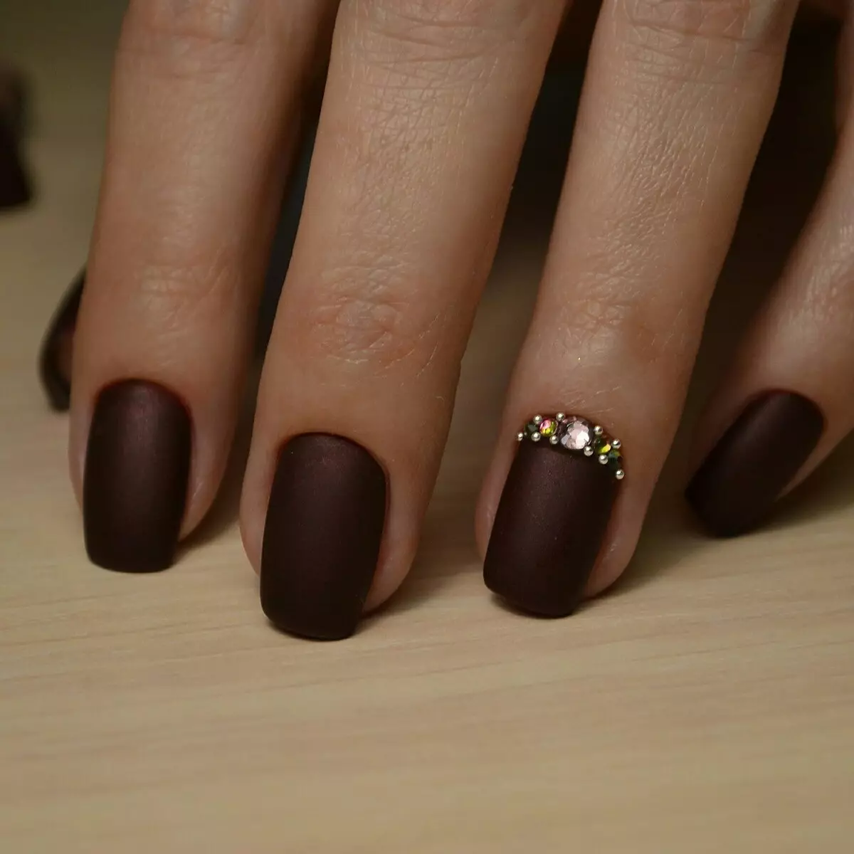 Chokolade Manicure (54 billeder): Nail Design med chokoladefarve med tegninger 17239_5