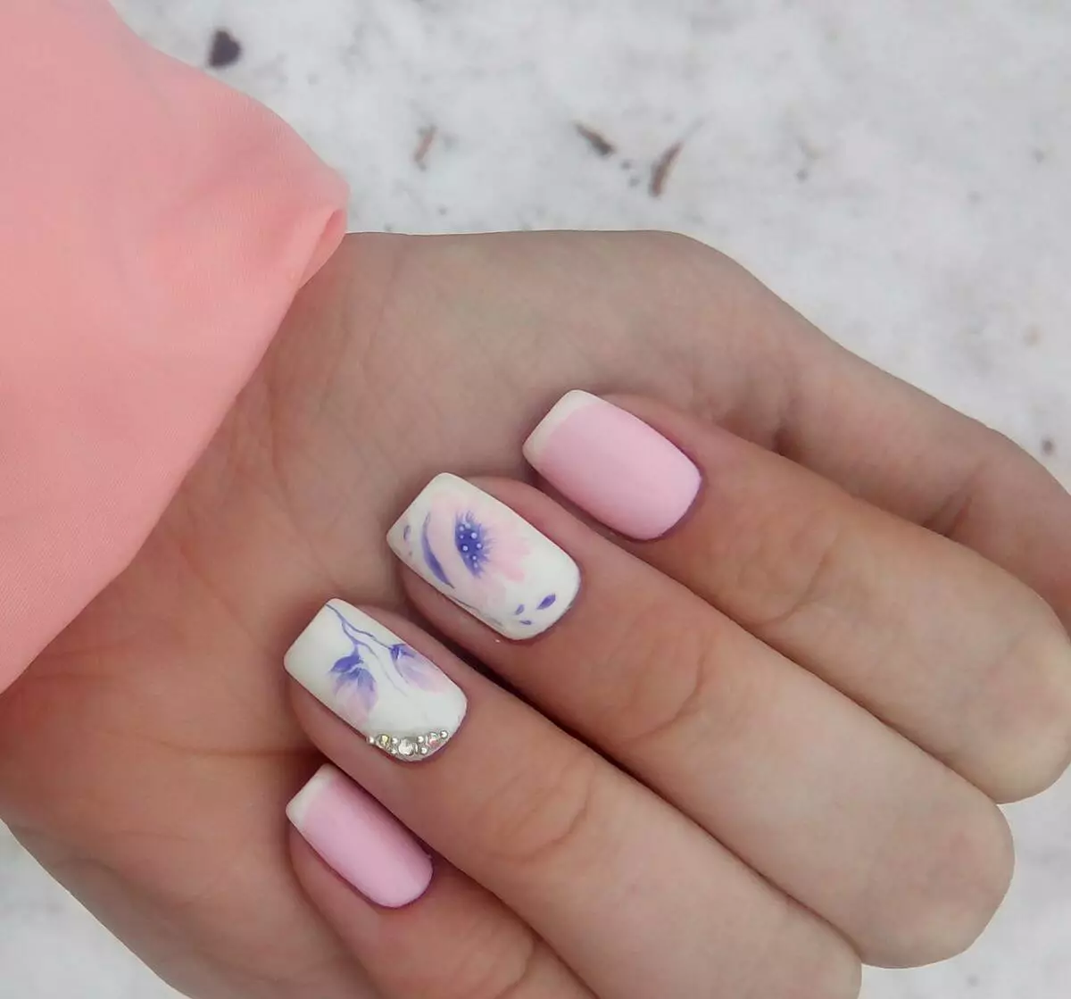 manicura blanco-rosado (61 fotos): diseño de uñas con gradiente y diamantes de imitación, las ideas de la creación de Ombre y Franch 17243_17