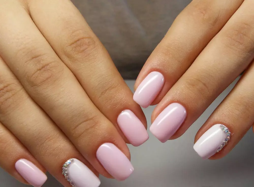 Manicure White-pink (foto 61): ntu na-eme ihe na gradient na rhinestones, echiche nke ịmepụta Ombre na Franch 17243_20