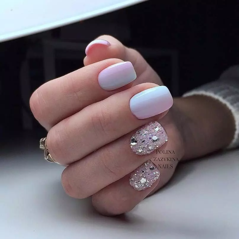 manicura blanco-rosado (61 fotos): diseño de uñas con gradiente y diamantes de imitación, las ideas de la creación de Ombre y Franch 17243_21