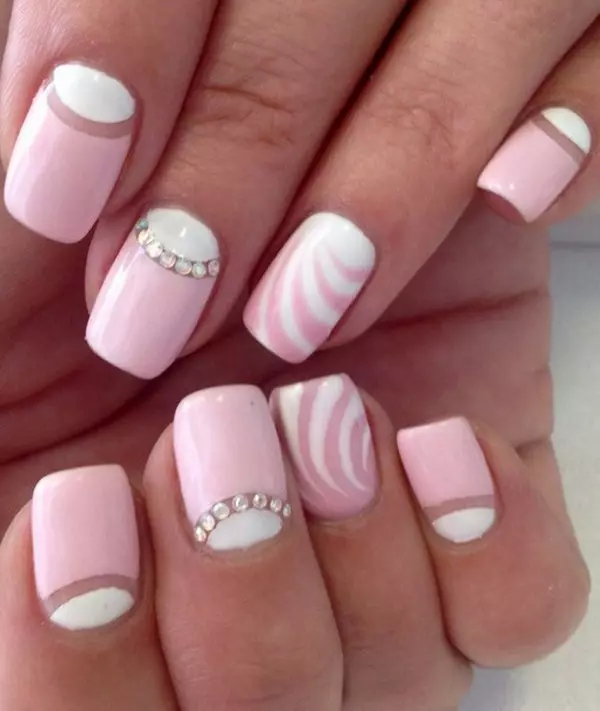 manicura blanco-rosado (61 fotos): diseño de uñas con gradiente y diamantes de imitación, las ideas de la creación de Ombre y Franch 17243_31