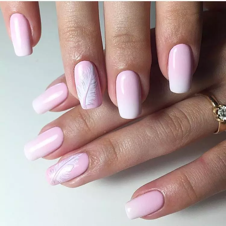 manicure Branco-rosa (61 fotos): design de unhas com gradiente e strass, as ideias de criação de Ombre e Franch 17243_35