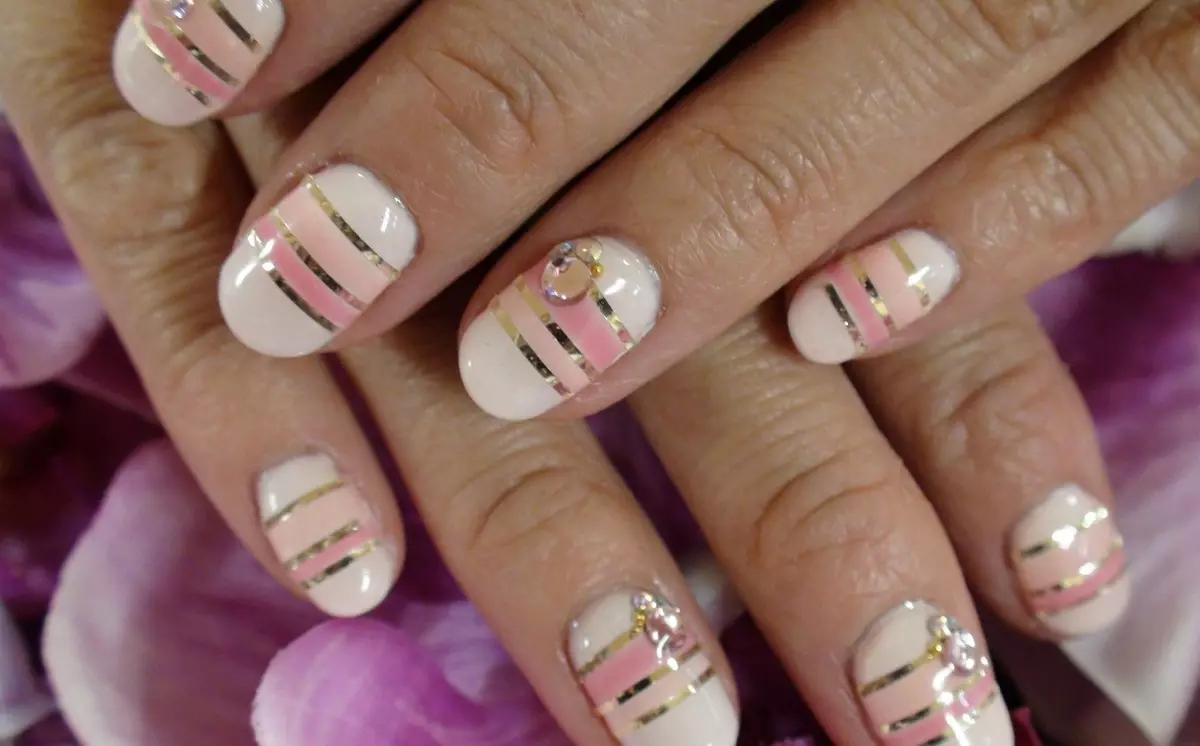 manicura blanco-rosado (61 fotos): diseño de uñas con gradiente y diamantes de imitación, las ideas de la creación de Ombre y Franch 17243_42