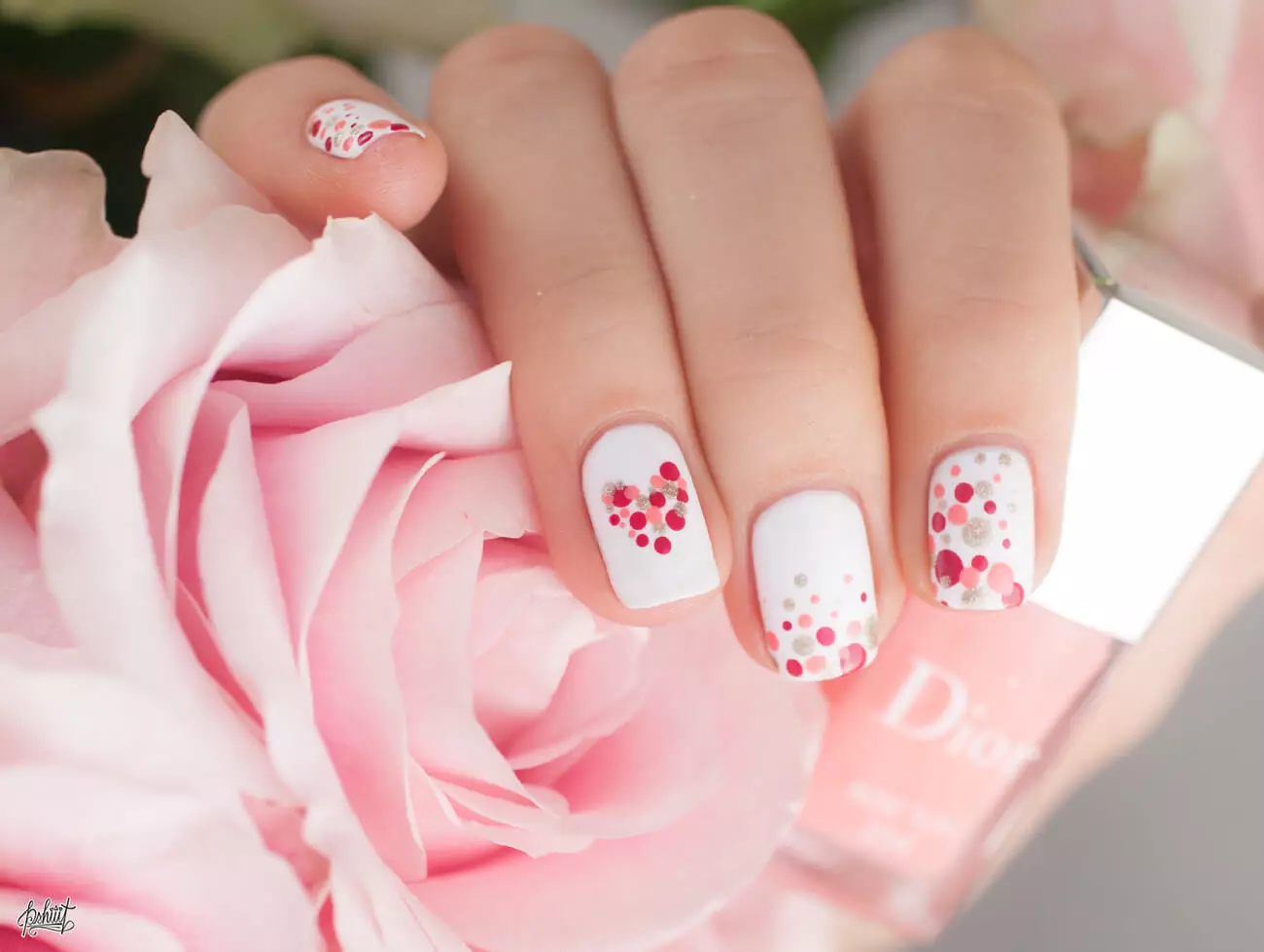 manicure Branco-rosa (61 fotos): design de unhas com gradiente e strass, as ideias de criação de Ombre e Franch 17243_48
