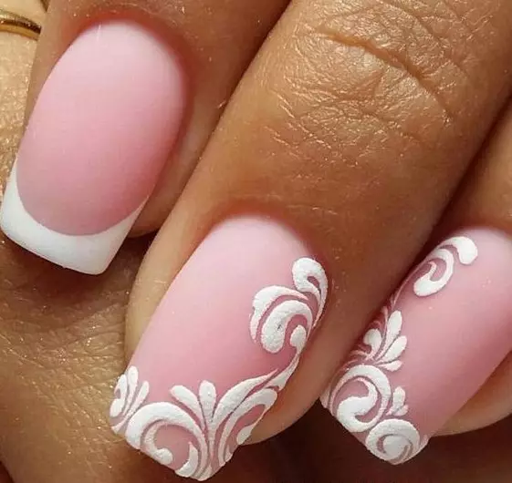 White-Pink Manikúra (61 fotografií): Nail Design s gradientom a kamienkami, myšlienkami vytvárania Ombre a Franch 17243_51