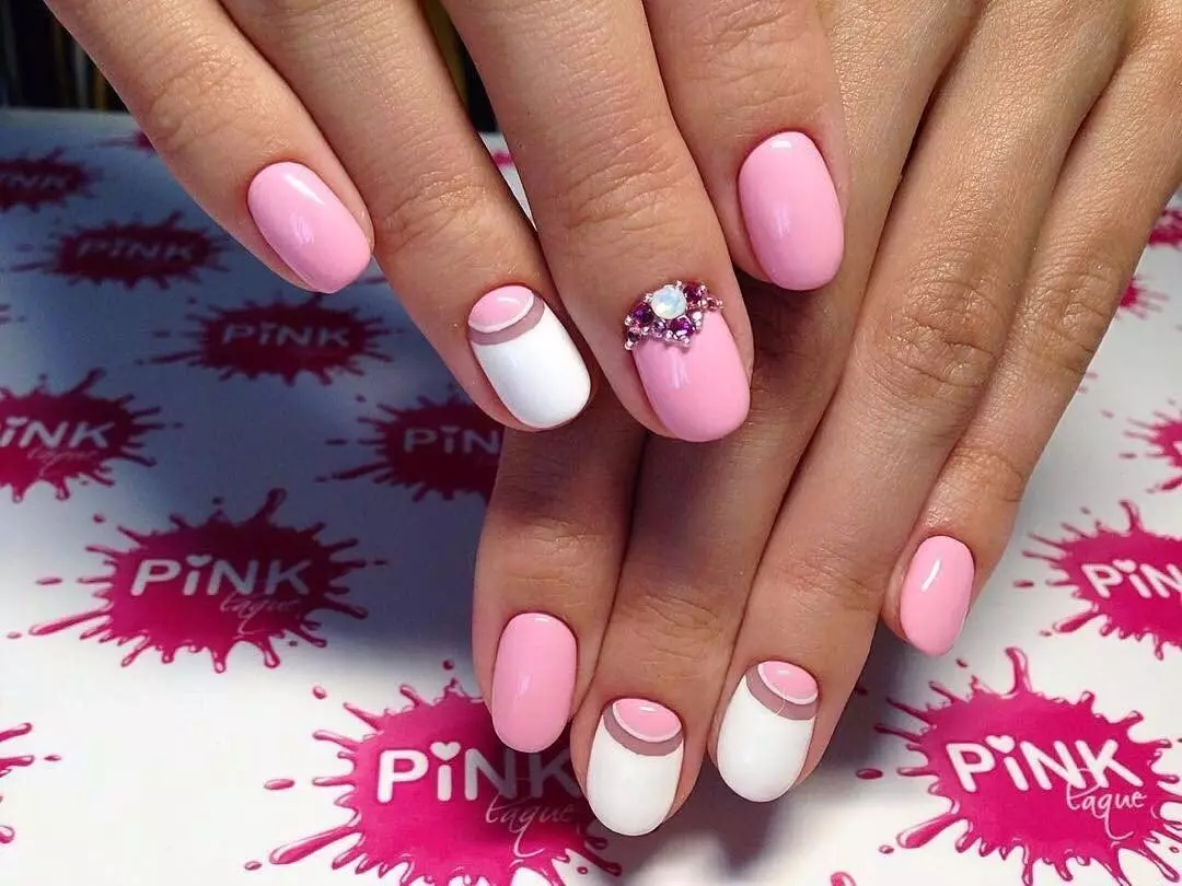 manicure Branco-rosa (61 fotos): design de unhas com gradiente e strass, as ideias de criação de Ombre e Franch 17243_57
