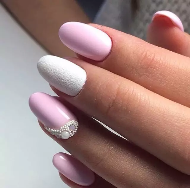 manicura blanco-rosado (61 fotos): diseño de uñas con gradiente y diamantes de imitación, las ideas de la creación de Ombre y Franch 17243_6